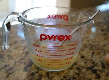 step3: 取100ml白酒，與吉利丁粉拌勻靜置5分鐘待其溶解