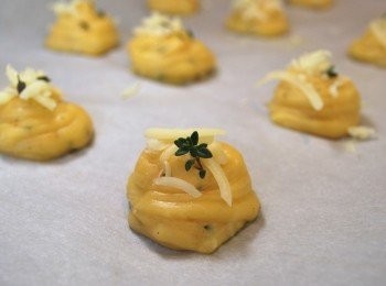 step9: 麵糊撒上少許葛瑞爾起司、百里香末，進烤箱前朝麵糊表面以噴霧器噴灑冷水