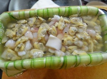 step8: 把煮好的吉利丁湯淋些許入模具中。然後依序放上三文魚、魷魚、蝦仁和蜆肉，最後再倒進湯。（湯剛好能覆蓋海鮮就可以）