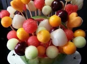 step4: 用竹籤將生果插滿西瓜盤上即可