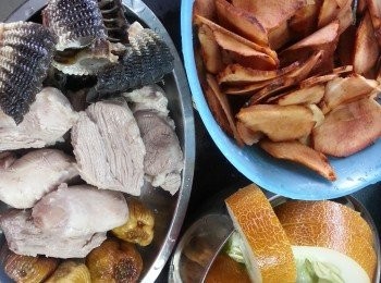 step4: 準備好所有材料,加蜜棗用十六碗水大火水滾後轉細火最小煲三至四小時