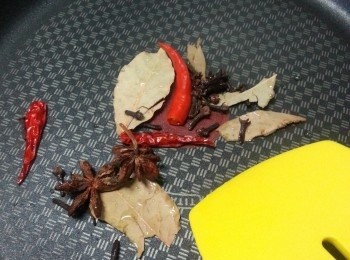 step4: 鑊中落八角.香葉.丁香.辣椒乾略為炒香