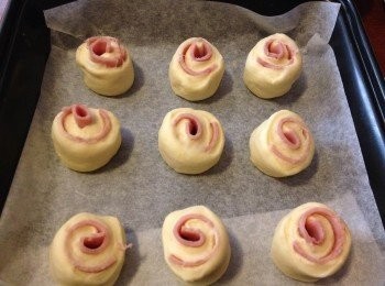 step6: 卷好的麵團用刮刀一開二，放到焗盤上