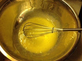 step1: 蛋打勻後加糖再攪勻，不用手動打蛋器