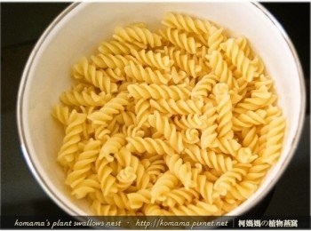 step4: 將已煮熟的螺旋義大利麵放置於碗中，並淋上些許橄欖油，以避免麵體沾黏。