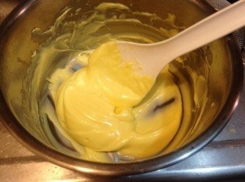 step2: 分次加入蛋液攪拌均勻。