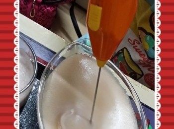 step3: 3. 備用的啫喱水用小型電動攪拌器攪約1-2分鐘, 至泡沫豐滿而細緻。