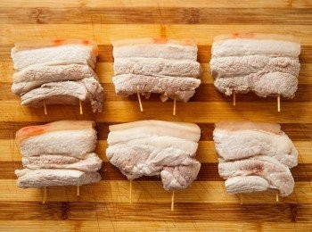 step2: 利用牙籤將豬肉串起。(用牙籤串起來是為避免豬肉在長時間的燉煮後發生散掉的情況。)