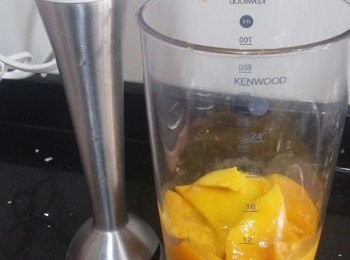 step5: 將3個芒果起肉，用hand blender打成蓉。另外3個芒果起肉切粒。