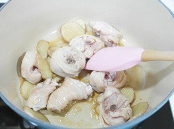 step5: 把雞肉放下去一起炒~~~