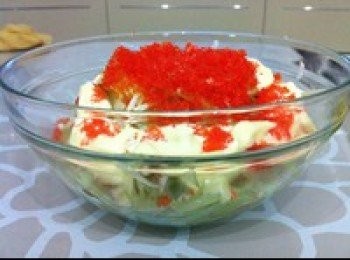 step4: 青瓜細條、蟹棒細條、蟹籽和沙律醬同放一容器中。