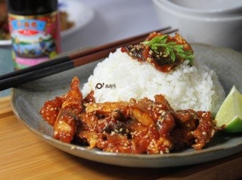 step4: 待醬汁收乾灑上白芝麻即可起鍋完成。食用時擠上檸檬汁增添香氣。