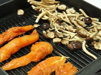 step3: 烤盤加熱刷上橄欖油，放上雞肉兩面煎香即完成。(小心不要煎過頭喔，不然會很柴!)