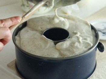 step5: 烤箱預熱190度，放入烤箱烤25~30分，取出倒扣放涼