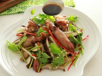 step4: 取容器放入小管、香菇、香菇蒂頭、紅辣椒絲、嫩薑絲、香菜段，淋上調味料拌勻入味即完成。