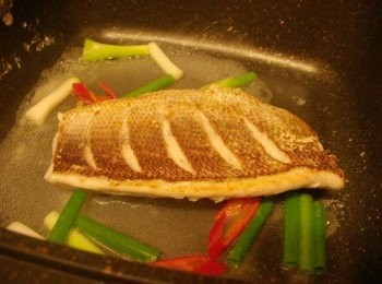 step4: 4.以同樣方式完成後加入蔥段ˊ辣椒ˊ拌炒至略有香氣後嗆入米酒