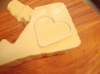 step2: 步驟2.取出嫩豆腐ˊ以模型壓出兩個心型豆腐