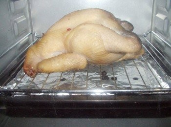 step4: 送進烤箱ˊ最好直接放架子上ˊ這樣可以防止逼出的油脂水份再次附著於雞上ˊ 烤架底部記得放烤盤ˊ這樣滴下的油脂才不會弄髒烤箱喔!