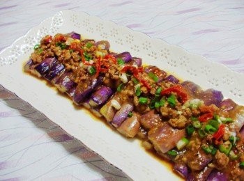 step7: 炸茄子時記得一定要確實瀝乾擦掉多餘水份， 否則超會油爆，如果不想浪費太多油， 用半煎炸處理也可以， 不想吃的太油膩，茄子用清蒸完成， 再淋上勾薄芡的麻婆肉醬也十分美味， 就看大家想如何變化運用囉~~