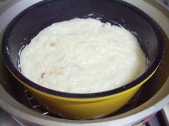 step5: 取適合容器ˊ容器內用餐巾紙均勻抹上油ˊ (也可直接鋪上玻璃紙或烘焙紙)以防完成後沾粘ˊ 然後將完成的步驟4ˊ取約7~8分滿的量ˊ放於容器內並抹平ˊ 電鍋外鍋放米杯水3杯ˊ蒸煮的蘿蔔糕容器上覆蓋上錫箔紙ˊ 開始蒸煮ˊ約45~50分鐘ˊ完成再略悶約10分鐘即可取出