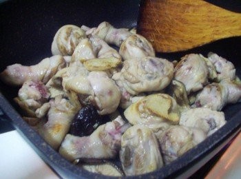 step5: 然後加入雞腿肉拌炒至表面金黃焦香