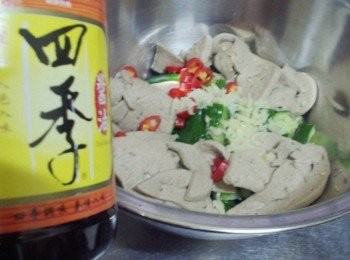 step5: 然後擺入鹽1/2小匙ˊ醬油1茶匙ˊ醋或檸檬汁2大匙