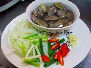 step1: 先準備好所需<span class="group_1">材料</span>海瓜子買回即以鹽水浸泡ˊ 料理前確實洗淨外殼。 洋蔥切細條狀ˊ蔥切長段ˊ辣椒切片ˊ蒜/薑切細末備用