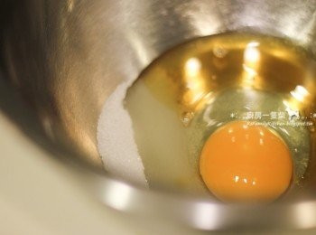step1: 雞蛋+細砂糖+蜂蜜放入盆中，以攪拌器拌打出小泡泡。