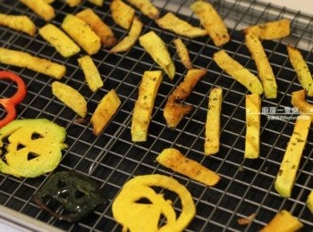 step5: 送進預熱好的烤箱，烘烤約25~30分鐘，或南瓜薯條邊緣烤出咖啡色的焦香狀，就完成囉!