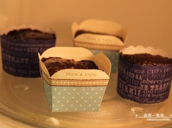 step10: [<span class="group_1">巧克力蛋糕</span> ]:送進微波爐，加熱約60~90秒，以牙籤插入蛋糕中心，提起不沾黏即可。取出放涼。