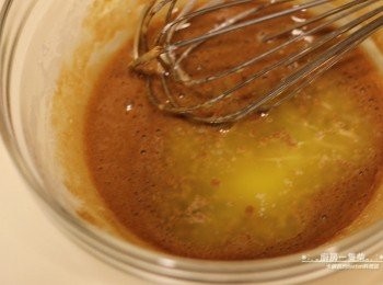 step5: <span class="group_2">咖啡薄餅-杯身杯底</span>無鹽奶油+植物油微波30秒融化，加入麵糊拌勻，即完成「咖啡薄餅麵糊」。