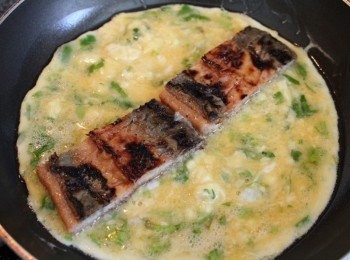 step2: 熱鍋下一匙油, 用中火煎蛋皮. 蛋皮煎約5分熟, 將鰻魚片放置蛋皮中央