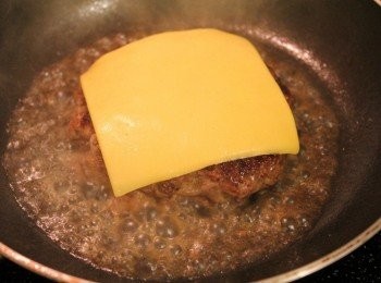 step3: 放上起司片後, 加1小匙的高湯