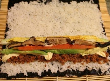 step5: 再放不沾手的內餡材料 ** 不會沾手的內餡材料如: 小黃瓜, 紅蘿蔔, 蘆筍, 蛋皮, 蝦仁...之類