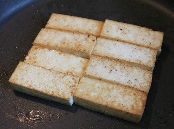 step1: 豆腐切片, 下鍋煎至表面金黃