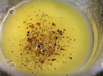 step2: 將融化奶油與義式香料調勻 . ** 若沒有義式香料, 可用黑胡椒粉+巴西利+迷迭香 代替