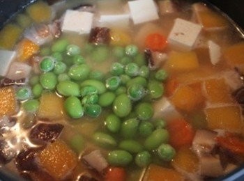 step2: 待水滾之後, 加入"較不耐煮"的蔬菜丁(如青豆仁/毛豆仁) 與枸杞 煮至<span class="group_1">食材</span>全熟透