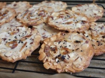 step5: 出爐後立刻迅速的將餅乾鏟起, 待涼 ** 餅乾出爐時還軟軟的, 一旦降溫就會變脆, 這時要鏟起餅乾就容易將餅乾鏟破. 所以一定要 趁熱快速動作