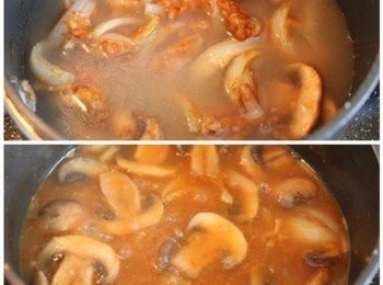 step3: 倒入高湯或水, 慢慢攪拌, 煮滾 ** 高湯部分請慢慢加, 煮到自己喜愛的濃稠度就可以停止, 不一定要全部加完