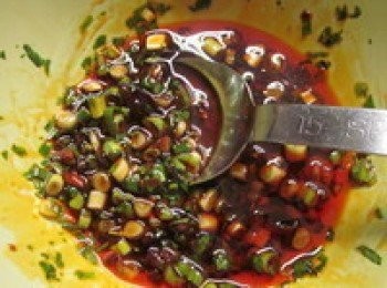 step2: 在電鍋蒸的同時,將<span class="group_2">醬汁</span>調成一碗,再將香菜和青蔥切末放入拌勻