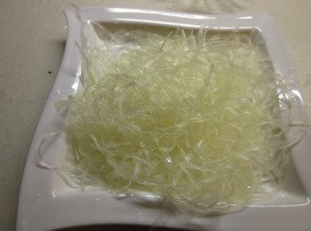 step2: 寛冬粉泡水切兩斷