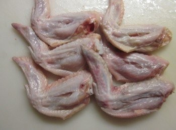 step2: 雞肉切一刀使其好入味,蒜頭和米酒用果汁機打成蒜泥,均勻塗抺在肉上(怕麻煩也可切成蒜末,米酒再抺在肉上)