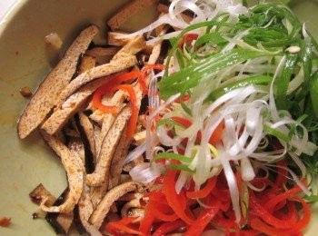 step4: 青葱絲.辣椒絲瀝乾水份連同豆干絲一起放入作法3