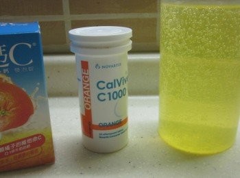 step4: 將一錠的諾鈣C發泡錠投入300cc的冷開水溶解