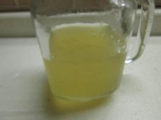 step5: 將已稀釋的水果醋倒入杯子的一半,再將作法4.冰塊加入至八分滿,再加入檸檬汁.蜂蜜,飲用前攪拌均勻即可