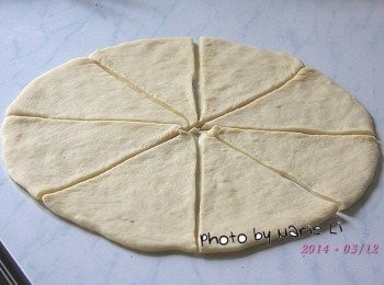 step2: 醒好的麵糰擀成圓餅狀等切成八份 因為我們使用的是小小烤箱 所以麵包也盡量不要做得太大 這次的份量足以做出十六個小麵包~