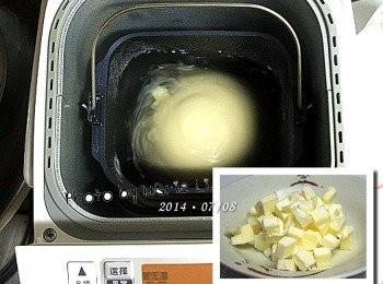 step3: 然後於機器跑完行程後再放進奶油於容器中
再次設定麵包機為 Mode30 《烏龍麵麵糰模式》
讓它再跑一次 15分鐘 的行程

※ 加入奶油後攪拌中會有噴溢情況，請記得加蓋預防。