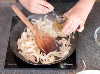 step6: 起鑊放油，將蒜粒、紅蔥頭、配菜爆香。