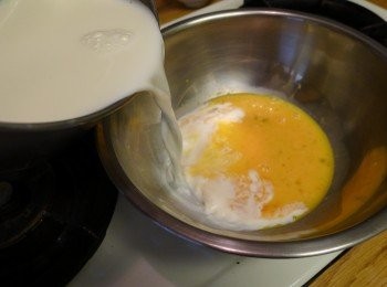 step5: 在攪拌盆將蛋打碎攪拌均勻後，將步驟4分次慢慢加入蛋液，一邊攪拌均勻(一定要慢慢加，否則會變成蛋花液喔)
