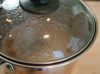 step2: 水滾後轉小火，加蓋悶煮約15分鐘，至水分被藜麥吸收